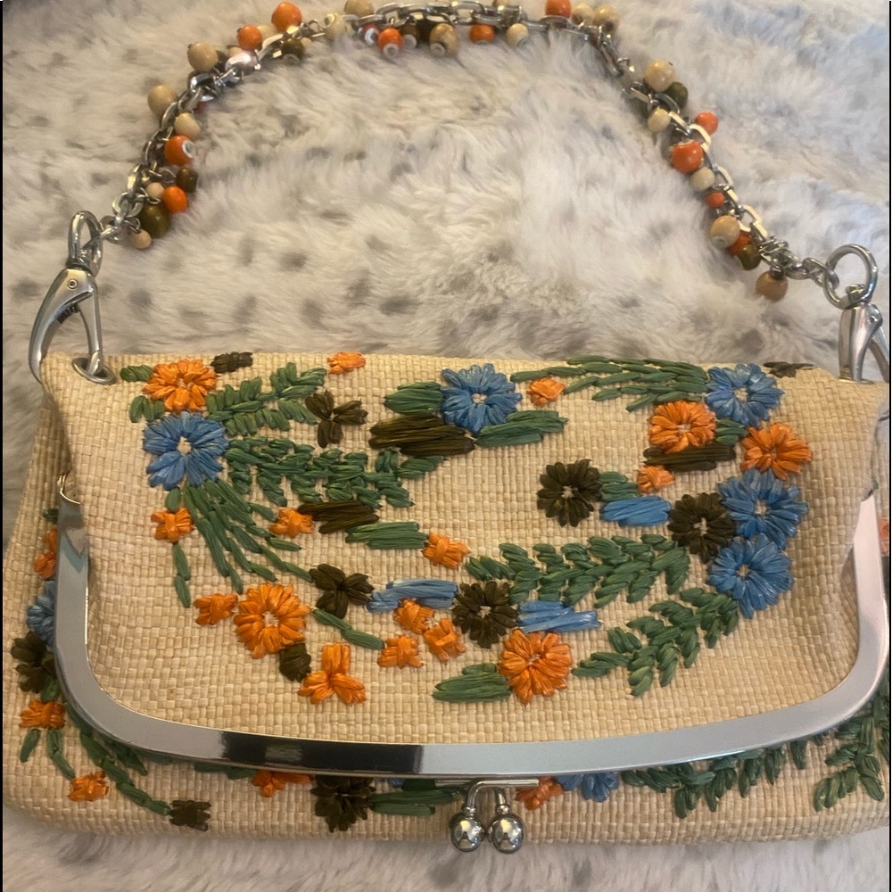 Women’s clutch with detachable handle.